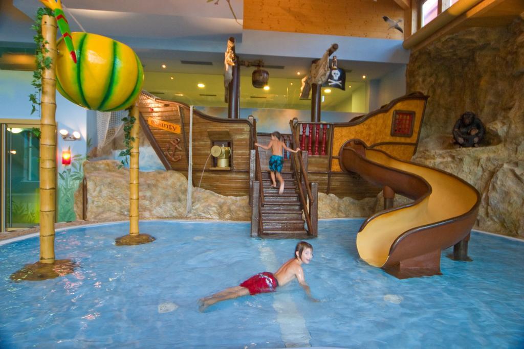 Familien Hotel Mozart Риед им Оберинтал Екстериор снимка